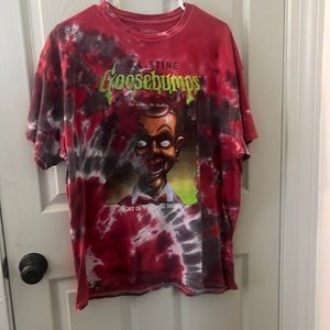 Red Graphic goosebumps T-shirt from Philcos. Size Large.